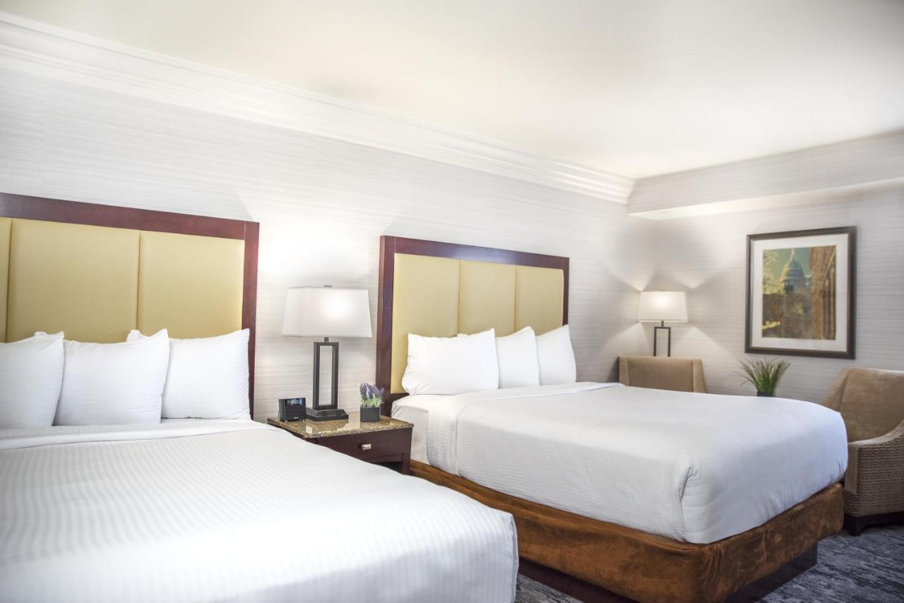 The Madison Concourse Hotel Екстериор снимка