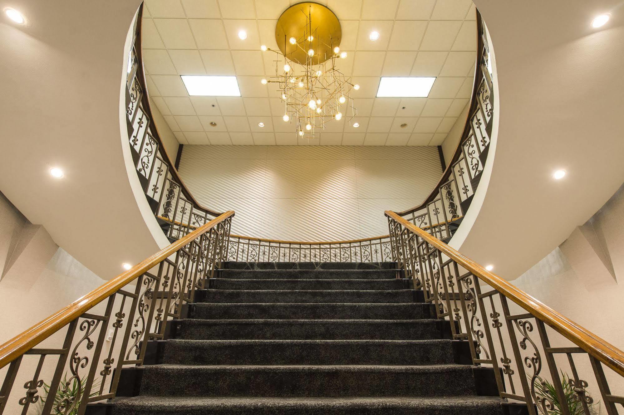The Madison Concourse Hotel Екстериор снимка