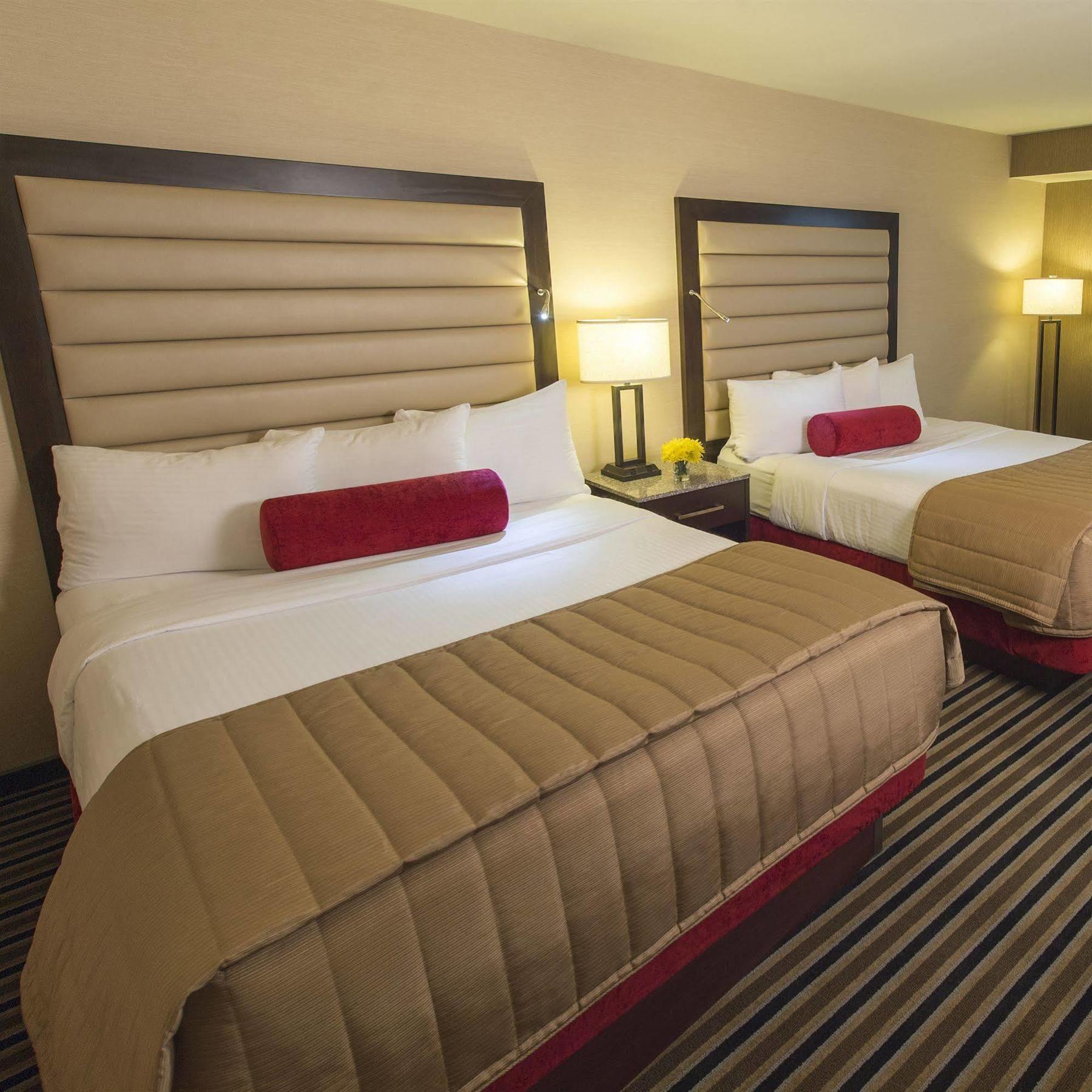 The Madison Concourse Hotel Екстериор снимка