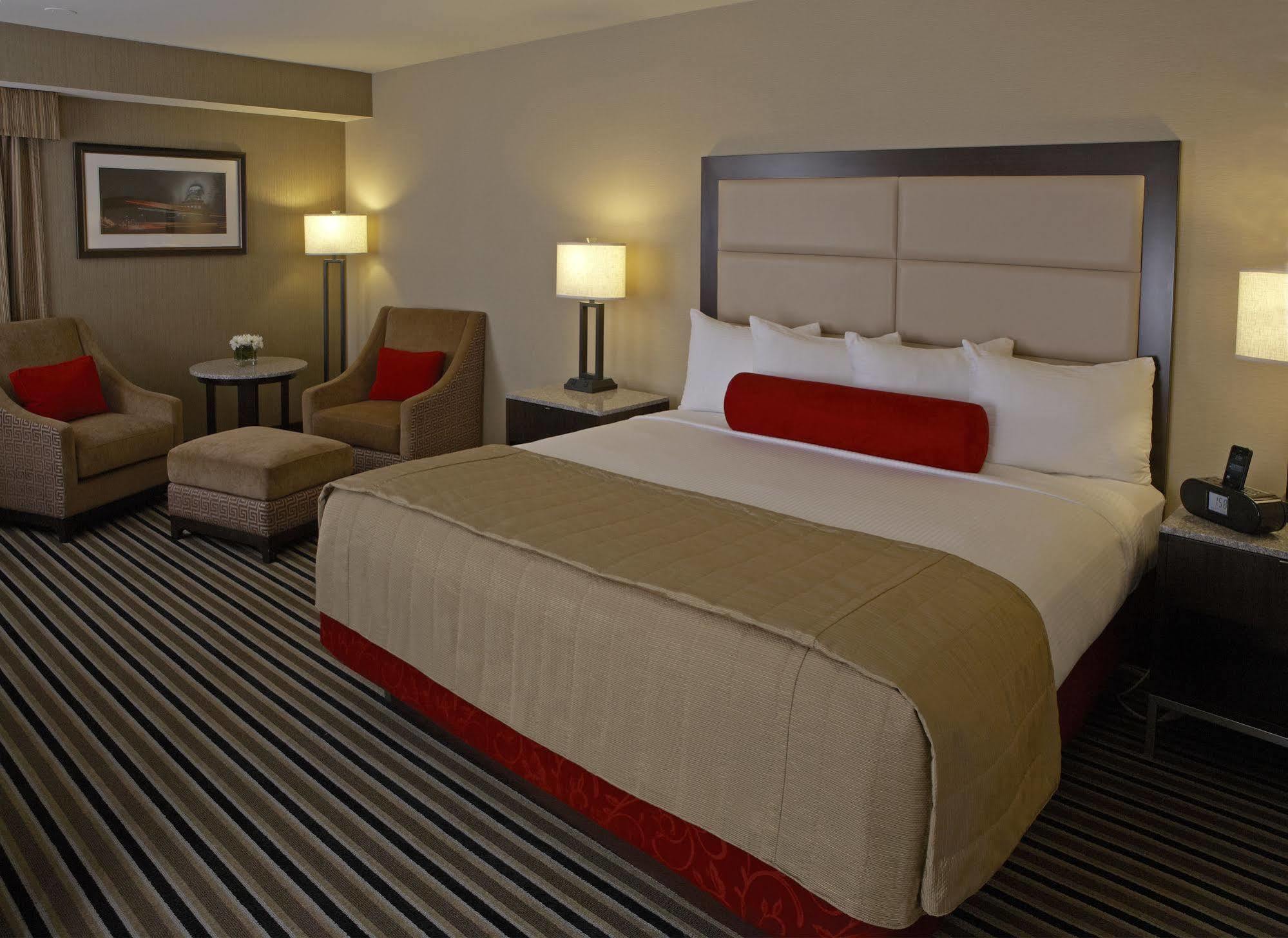 The Madison Concourse Hotel Екстериор снимка