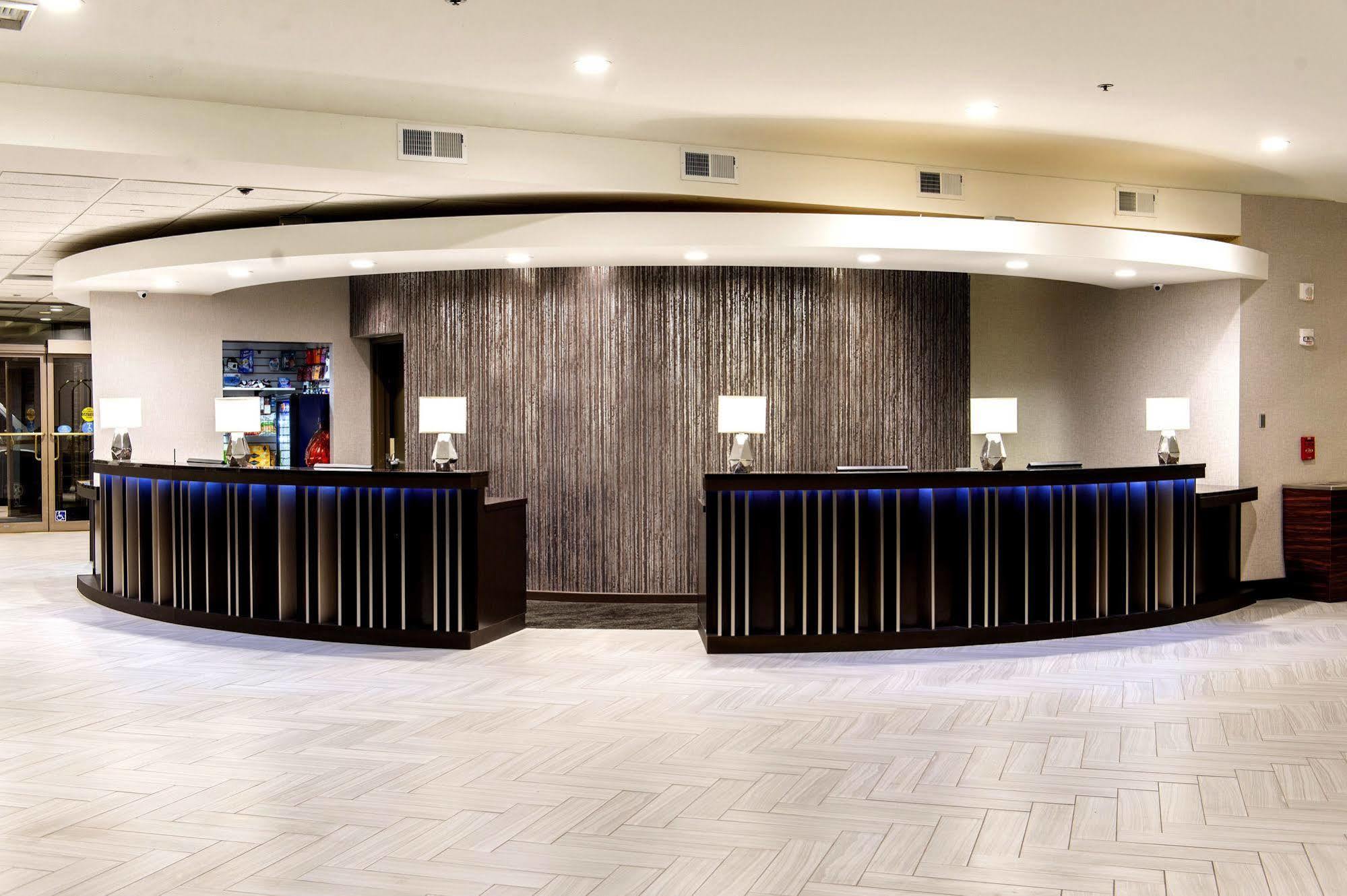 The Madison Concourse Hotel Екстериор снимка